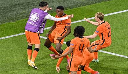 Bek Belanda Denzel Dumfries (tengah) menjadi kemenangan 3-2 Belanda atas Ukraina dalam laga Grup C Piala Eropa 2020 di Johan Cruyff Arena di Amsterdam, 13 Juni 2021. (AFP/OLAF KRAAK)