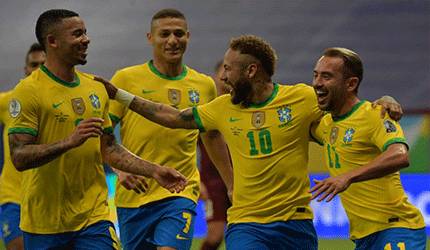 Neymar (kedua kanan) melakukan selebrasi usai cetak gol kedua Brazil dalam pertandingan perdana Copa America 2021 lawan Venezuela di Mane Garrincha Stadium, Brasilia pada 14 Juni 2021. (AFP/NELSON ALMEIDA)