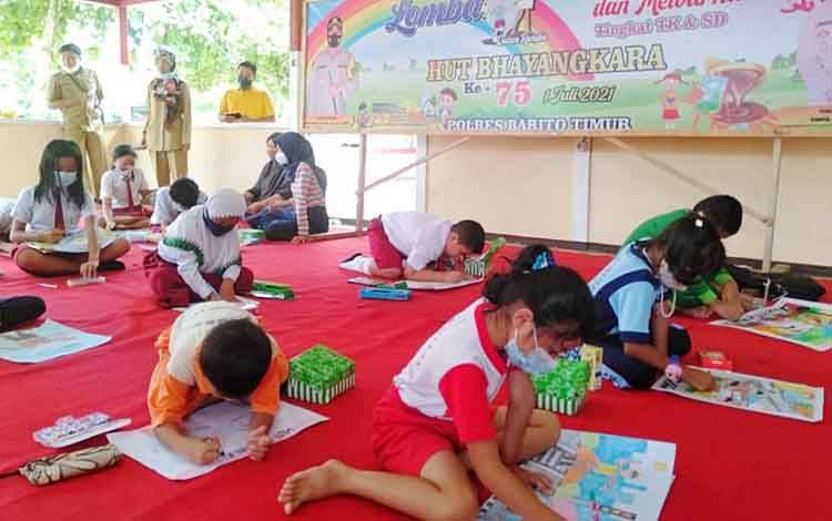 Lomba menggambar untuk murid TK dan SD di Polres Barito Timur, Senin, 14 Juni 2021.
