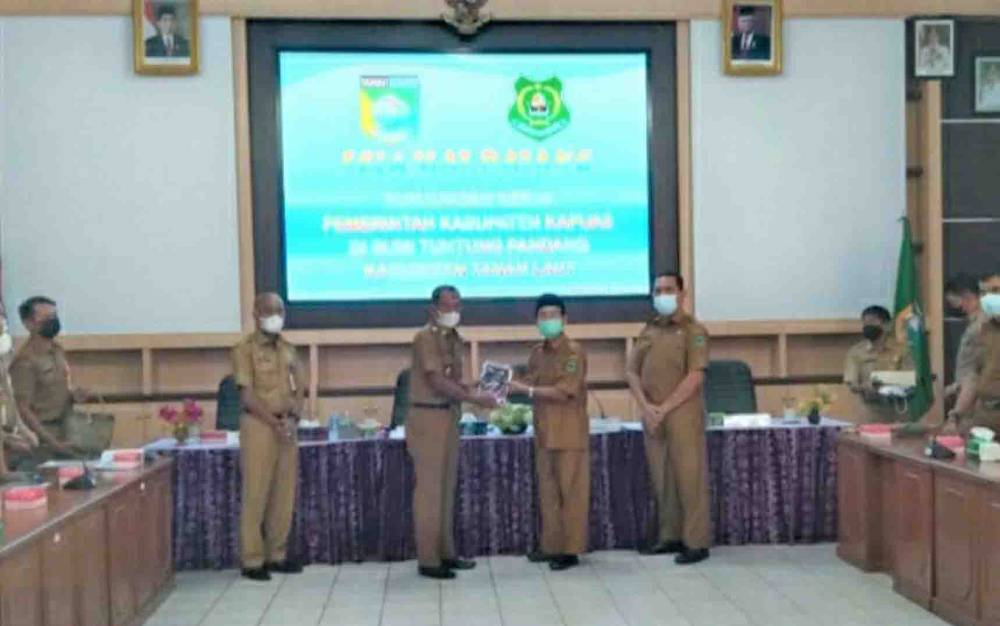 Wakil Bupati Kapuas, Nafiah Ibnor saat menerima plakat dari Bupati Tanah Laut, Sukamta, Senin 14 Juni 2021