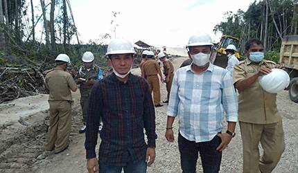 Anggota DPRD Kabupaten Katingan Budy Hermanto (kiri) bersama anggota DPRD lainnya M Efendi seusai melihat proses peledakan batu.