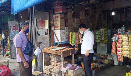 Anggota Satreakrim Polres Katingan mengecek toko sembako di Pasar Kereng Pangi.