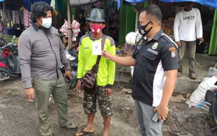 Satgas pencegahan premanisme dan pungli Polres Katingan mengecek juru parkir di Pasar Kereng Pangi