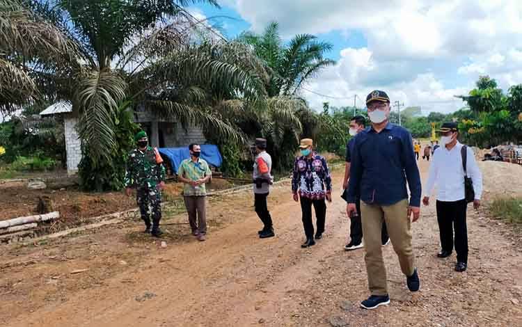Anggota Dapil III DPRD Kobar saat reses ke Kecamatan Arut Utara.