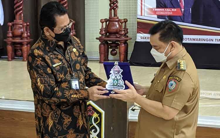 Bupati Kotim Halikinnor saat berbincang sambil menerima cendramata dari Deputi Bidang Pengawasan dan Pengendalian Badan Kepegawaian Negara (BKN) Otok Kuswandaru. 