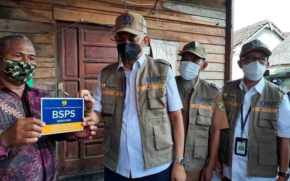 Penyerahan secara simbolis kepada penerima BSPS di Kelurahan Pahandut, Palangka Raya, Selasa 15 Juni 2021