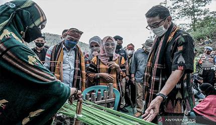 Menparekraf Sandiaga Salahuddin Uno (kanan) melihat proses produksi tenun tradisional khas Bima di Kampung Ntobo, Kabupaten Bima, NTB, Minggu (13/6/2021). ANTARA/Dhimas B.P.