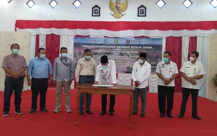Penandatangan naskah kerja sama antara Pemkab Sukamara bersama 4 perusahaan perkebunan kelapa sawit
