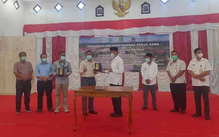 Penandatangan naskah kerjasama antara Pemkab Sukamara bersama 4 perusahaan perkebunan kelapa sawit