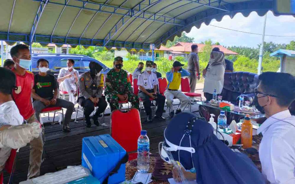 Bupati Kobar Nurhidayah lakukan peninjauan vaksinasi di Desa Tanjung Putri, Kecamatan Arut Selatan.