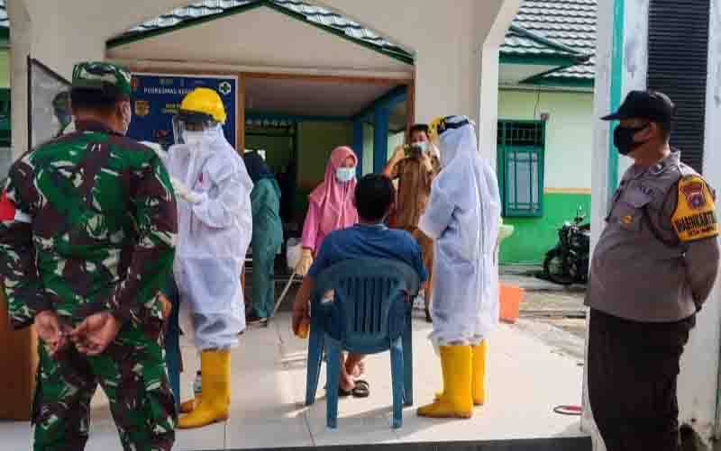 Aparat Kepolisian dan TNI melakukan pengamanan test swab di Puskesmas Kereng Pangi