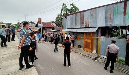  Jajaran kepolisian saat melakukan penyegelan terhadap toko miras di Jalan Tjilik Riwut, Sampit.