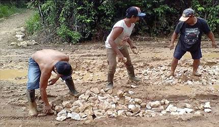 Jalan penghubung Desa Gumpa - Maragut rusak parah dan diperbaiki dengan timbunan batu.