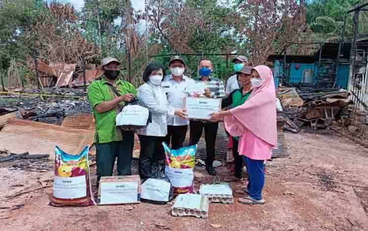 Ketua DPRD Kotawaringin Timur, Rinie Anderson dan Anggota DPRD Kotim Syahbana menyerahkan bantuan korban kebakaran