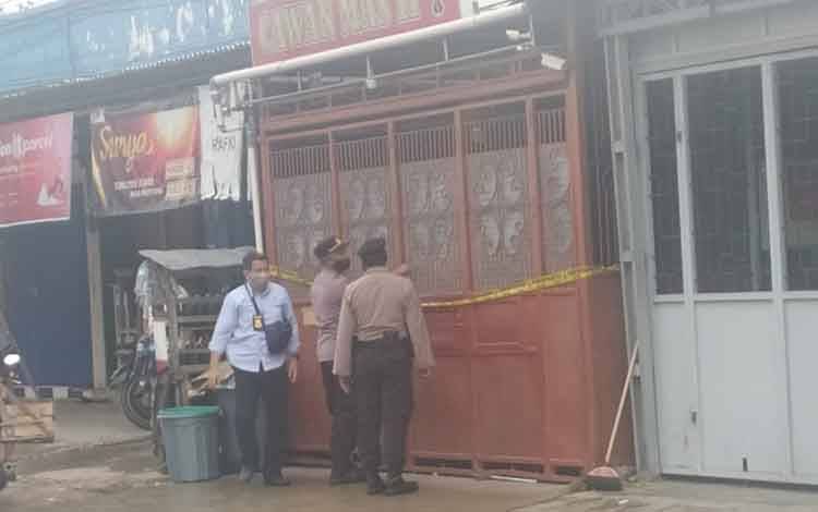 Toko miras Cawan Mas disegel aparat kepolisian usai pemilik bersitegang saat tertangkap tangan oleh Wakil Bupati Kotim jual miras