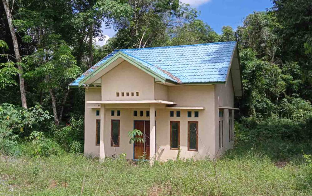 Bangunan Kantor Desa Kambitin yang belum pernah difungsikan sejak didirikan lebih dari 5 tahun silam