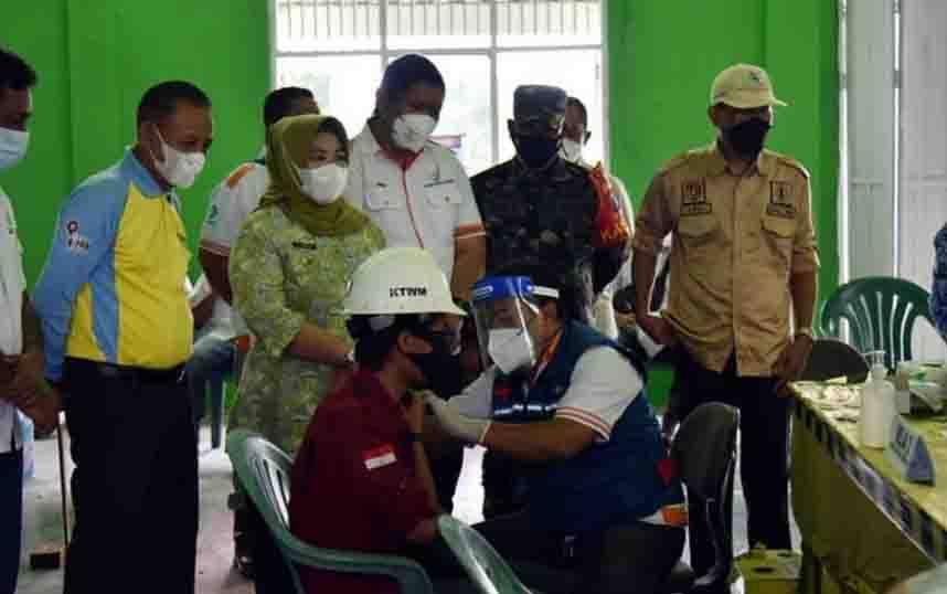 Bupati Kobar, Nurhidayah meninjau pelaksanaan vaksinasi gotong-royong karyawan PT BGA di Kecamatan Kotawaringin Lama