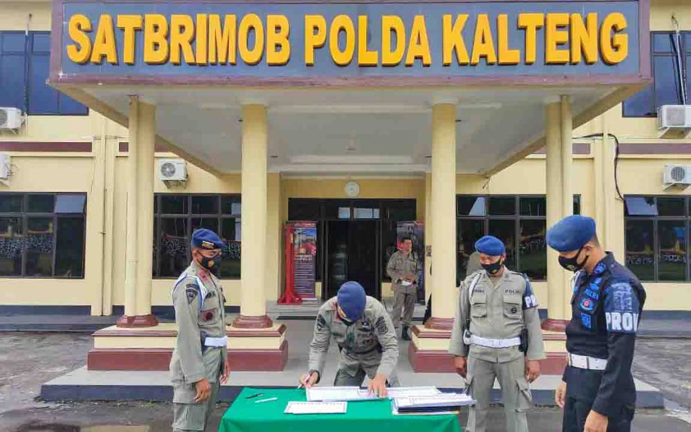 Personel Satbrimob Polda Kalteng saat melakukan penandatanganan pakta integritas bebas dari narkoba