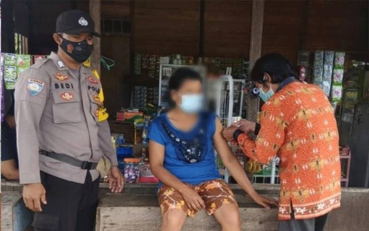 Petugas Puskesmas Tampang Tumbang Anjir melakukan vaksinasi Covid-19 kepada seorang ODGJ di Desa Tanjung Riu, Kecamatan Kurun, Kabupaten Gunung Mas, Kamis 17 Juni 2021.