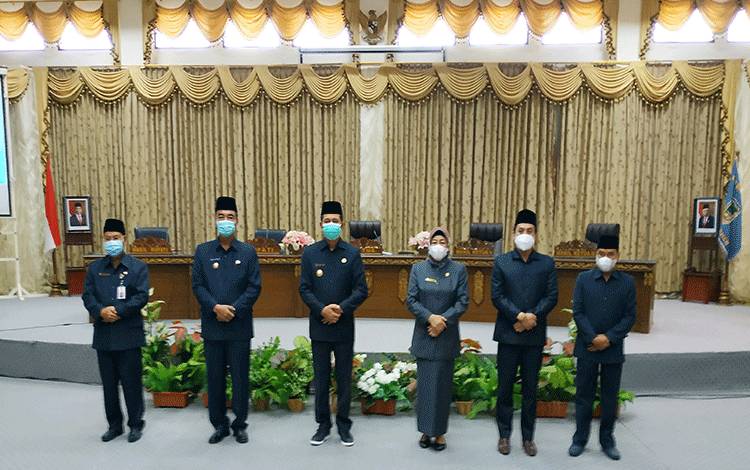 Ketua DPRD Barito Utara, Hj Mery Rukaini saat bersama wakil Ketua I, wakil Ketua II, Bupati Barito Utara, Wakil Bupati dan Sekda barito Utara.