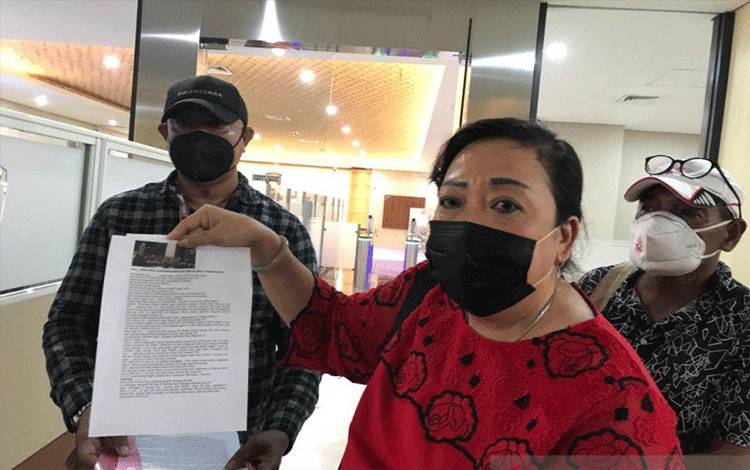 Ketua DPRD Alor Enny Anggrek menunjukkan barang bukti video viral Bupati Alor memarahi staf Kementerian Sosial, saat menyampaikan aduannya di Bareskrim Polri, Jakarta, Kamis (17/6/2021) (ANTARA/Laily Rahmawaty)