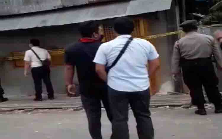 Petugas kepolisian menyegel toko miras di Jalan Tjilik Riwut Sampit