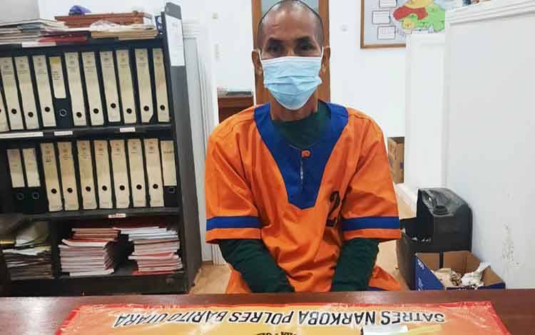 Ardiano alias Nano beserta barang bukti saat diamankan di Polres Barito Utara