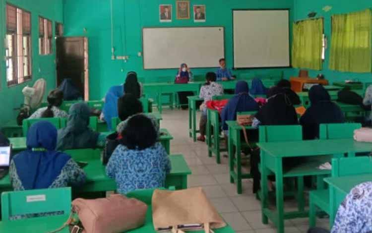Suasana rapat guru SMPN 9 Sampit saat membahas persiapan pelaksanaan PPDB 2021 belum lama ini