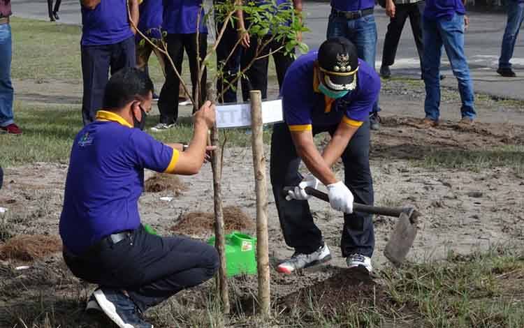 Bupati Sukamara, Windu Subagio menanam pohon pada acara Hari Lingkungan Hidup Sedunia ke 47