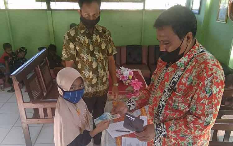 Murid MIN 3 Kapuas saat menerima Program Indonesia Pintar Tahap I
