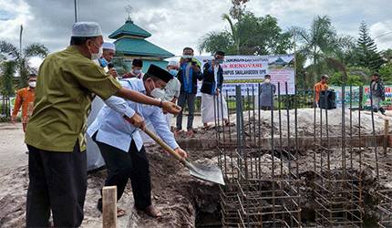 Suasana peletakan batu pertama renovasi pembangunan Masjid Salahuddin Universitas Palangka Raya (UPR).