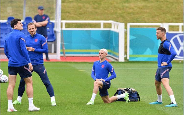 Bek tengah Inggris Harry Maguire, Harry Kane, Phil Foden dan Jordan Henderson dalam sesi latihan di pusat pelatihan Tottenham Hotspur di London pada 17 Juni 2021 menjelang pertandingan Grup D EURO 2020 melawan Skotlandia. (AFP/JUSTIN TALLIS)