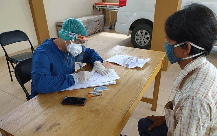 Kabid Pencegahan dan Pengendalian Penyakit Dinkes Pulpis, dr Pande Putu Gina ketika melakukan vaksinasi.