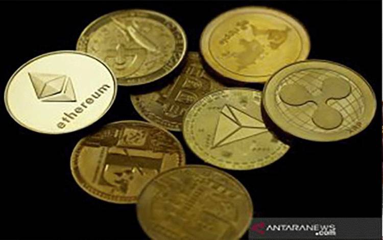 Ilustrasi - Representasi mata uang kripto virtual Ethereum terlihat di antara representasi mata uang kripto lainnya dalam ilustrasi gambar ini yang diambil (14/6/2021)