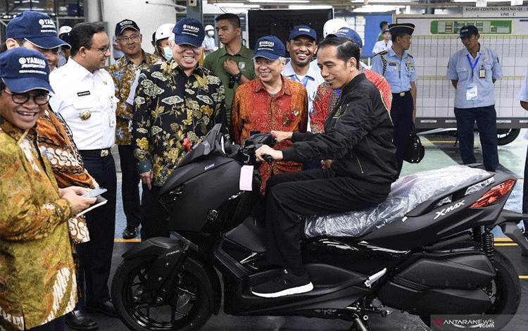 Presiden Joko Widodo (tengah) menjajal motor Yamaha XMax di pabrik PT Yamaha Indonesia Motor Manufacturing, Jakarta, Senin (3/12/2018). (ANTARAFOTO/PUSPA PERWITASARI)