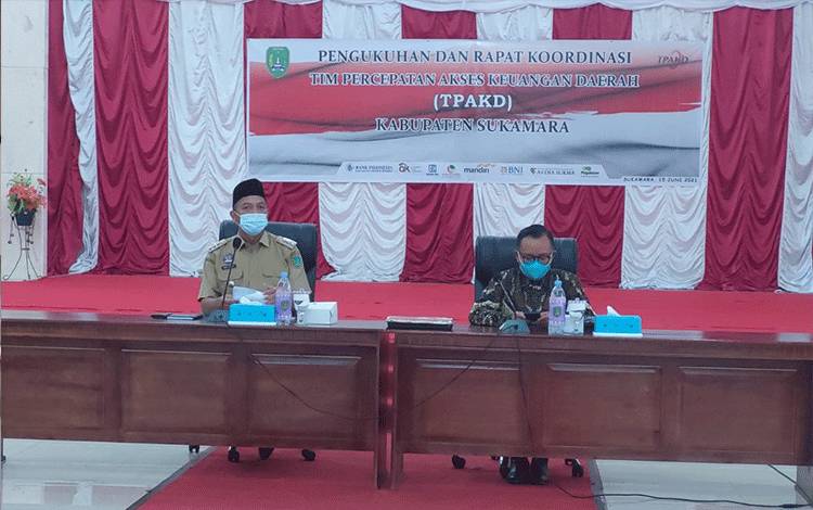 Kepala OJK Provinsi Kalimantan Tengah, Otto Fitriandy (kanan) saat peresmian Tim Percepatan Akses Keuangan Daerah Kabupaten Sukamara.