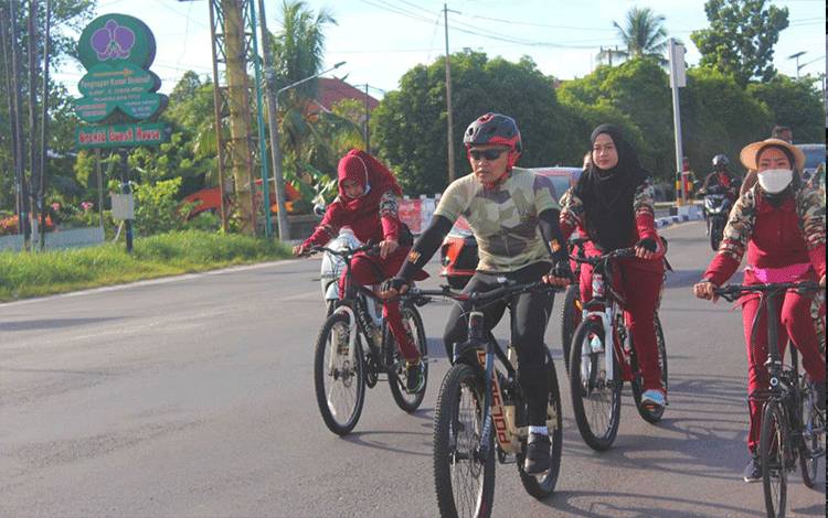 Danyonif Raider 631 Antang bersama anggota Persit dan diikuti sejumlah prajurit melaksanakan sepeda santai diseputaran Kota Palangka Raya.