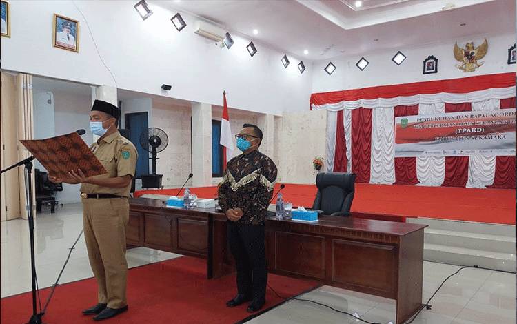 epala OJK Provinsi Kalimantan Tengah, Otto Fitriandy (kanan) saat peresmianTim Percepatan Akses Keuangan Daerah Kabupaten Sukamara.