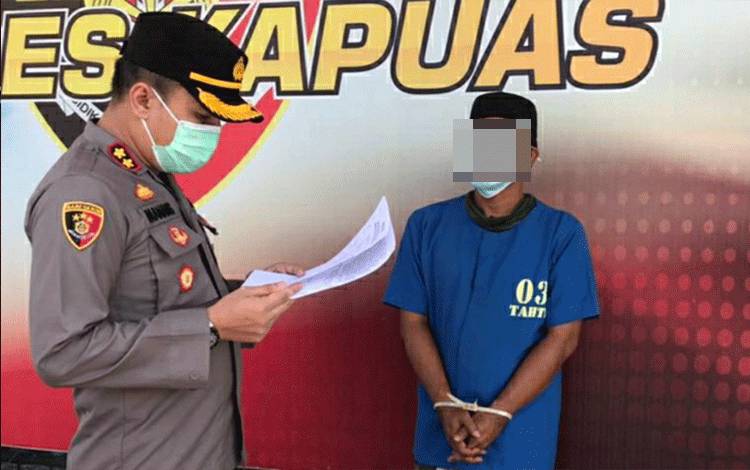 Terduga pelaku kasus KDRT saat diinterogasi Kapolres Kapuas AKBP Manang Soebeti.