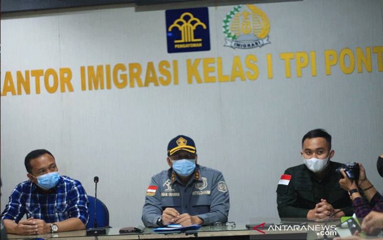 Kantor Imigrasi Kelas I TPI Pontianak, Provinsi Kalimantan Barat siap mendeportasi 27 warga negara Vietnam, yang ditangkap karena kasus pencurian ikan di wilayah perairan Indonesia. (ANTARA/Jessica HW)