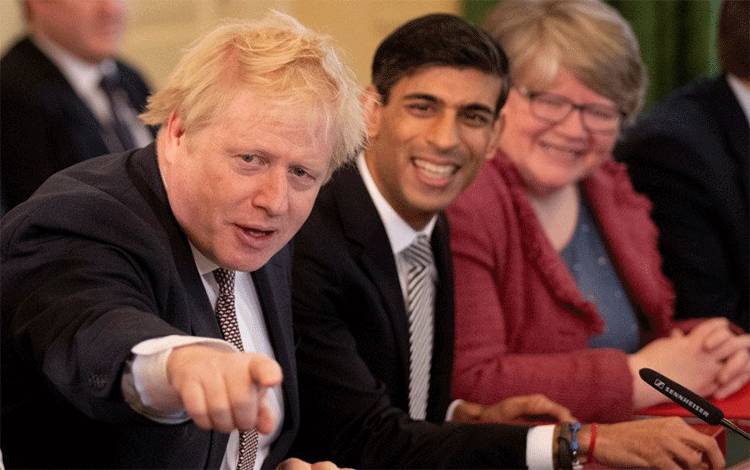Perdana Menteri Inggris Boris Johnson berbicara dalam rapat kabinet pertamanya di sebelah Menteri Keuangan Rishi Sunak, setelah 'reshuffle' sehari sebelumnya, di Downing Street, London, Inggris, Jumat (14/2/2020). (REUTERS/POOL)