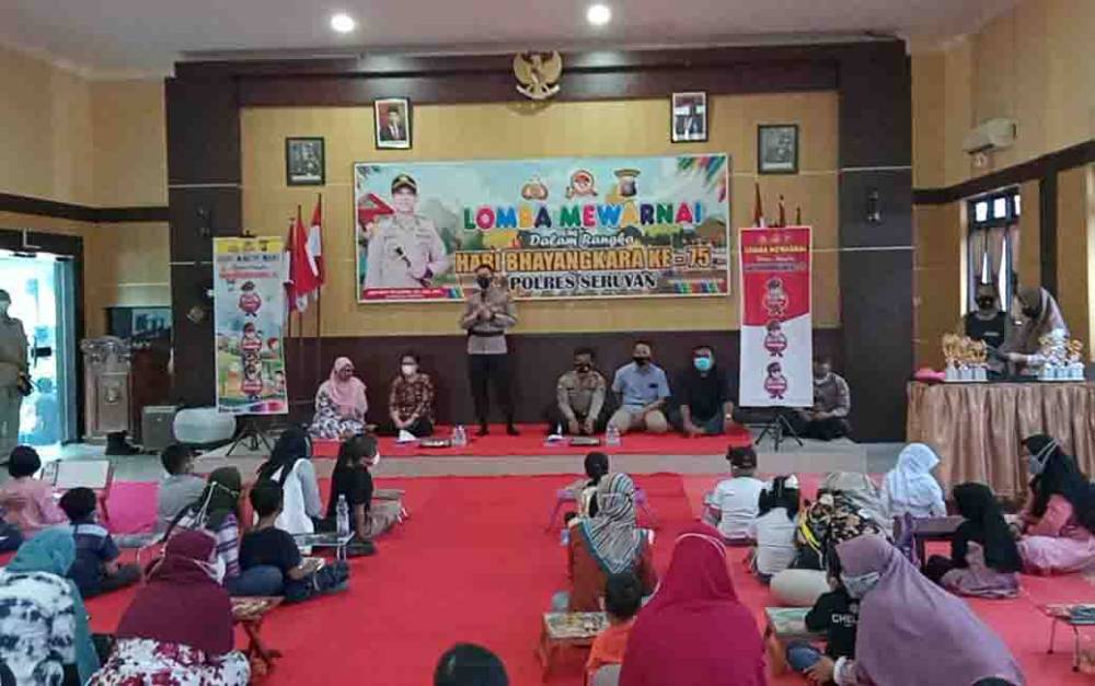 Kapolres Seruyan AKBP Bayu Wicaksono saat membuka kegiatan lomba mewarnai dalam rangka Hari Bhayangkara Ke-75 tahun 2021