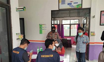 Proses vaksinasi di Puskesmas Tumpung Laung II, Kecamatan Montallat, Barito Utara, Minggu, 20 Juni 2021.