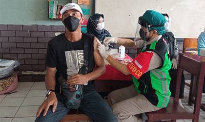 Petugas medis sedang melakukan vaksinasi covid-19 bagi warga Kabupaten Kobar