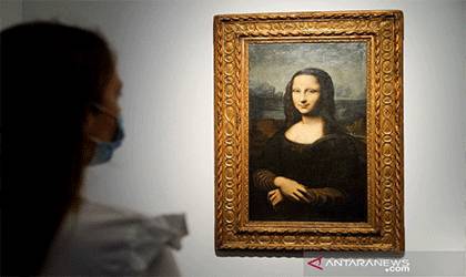 Hekking "Mona Lisa", reproduksi lukisan terkenal dari Leonardo Da Vinci' yang dilukis di kanvas oleh artis tak dikenal dari abad ke-17 dijual secara daring oleh rumah lelang Christie's di Paris, Prancis (11/6/2021). ANTARA/REUTERS/Lucien Libert/aa.