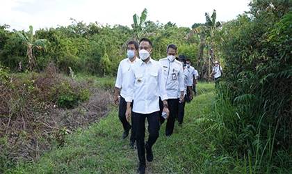 Wali Kota Palangka Raya, Fairid Naparin meninjau kawasan rencana rekolasi dan pengembangan Hortikultura
