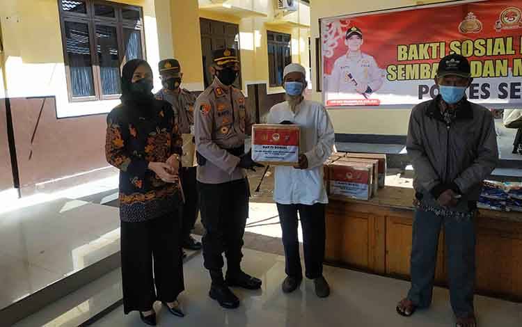 Kapolres Seruyan, AKBP Bayu Wicaksono menyerahkan bingkisan salah satu lansia yang mengikuti vaksinasi covid-19, Senin, 21 Juni 2021.