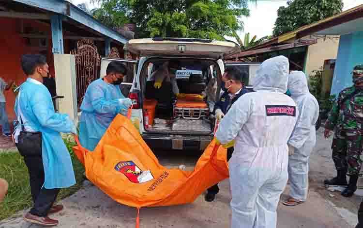 Jasad korban saat dievakuasi menggunakan ambulan Emergency Response ke RSUD Doris Sylvanus Palangka Raya