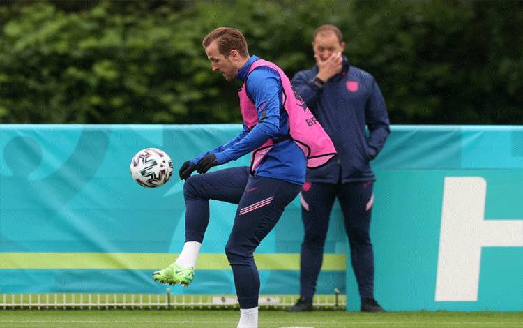 Striker Tottenham Hotspur yang juga kapten timnas Inggris Harry Kane saat latihan untuk pertandingan Euro 2020 di Tottenham Hotspur Training Centre, London, Minggu (21/6/2021). (ANTARA/REUTERS/CARL RECINE)