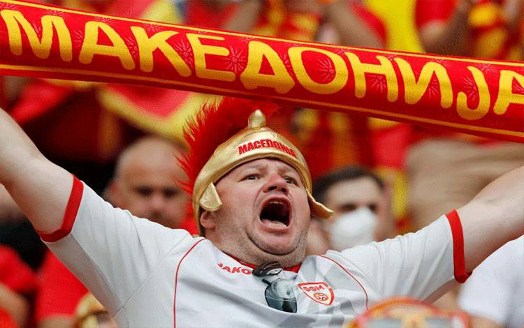 Seorang fans sepak bola Makedonia terlihat bersemangat memberikan dukungannya sebelum pertandingan antara Makedonia dengan Ukraina di National Arena, Bucharest, Rumania, pada 17 Juni 2021. ANTARA FOTO/ Pool via REUTERS/Robert Ghement/aww. (Pool via REUTERS/ROBERT GHEMENT)